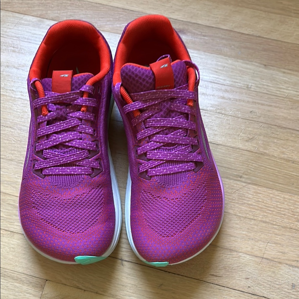 Altria Escalante sneaker size 7